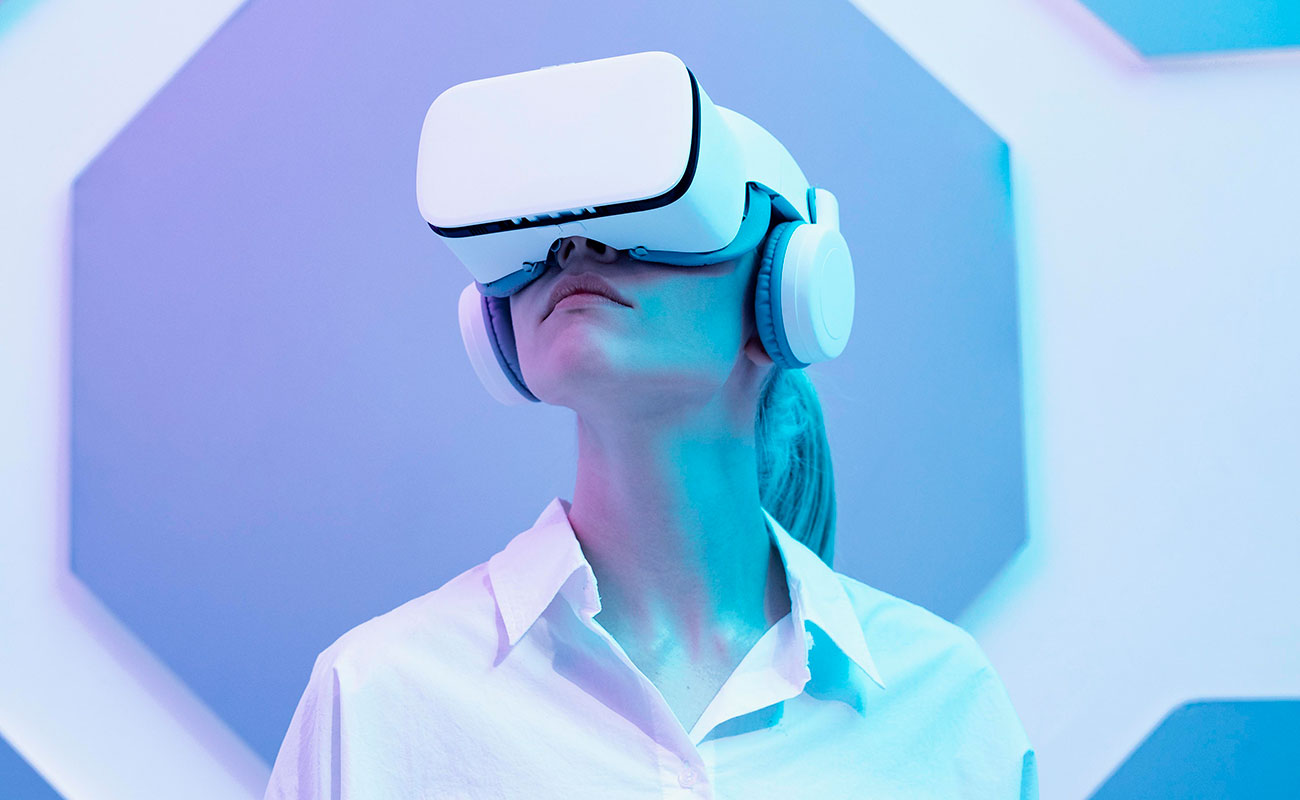woman-wearing-virtual-reality-simulator woman-wearing-virtual-reality-simulator